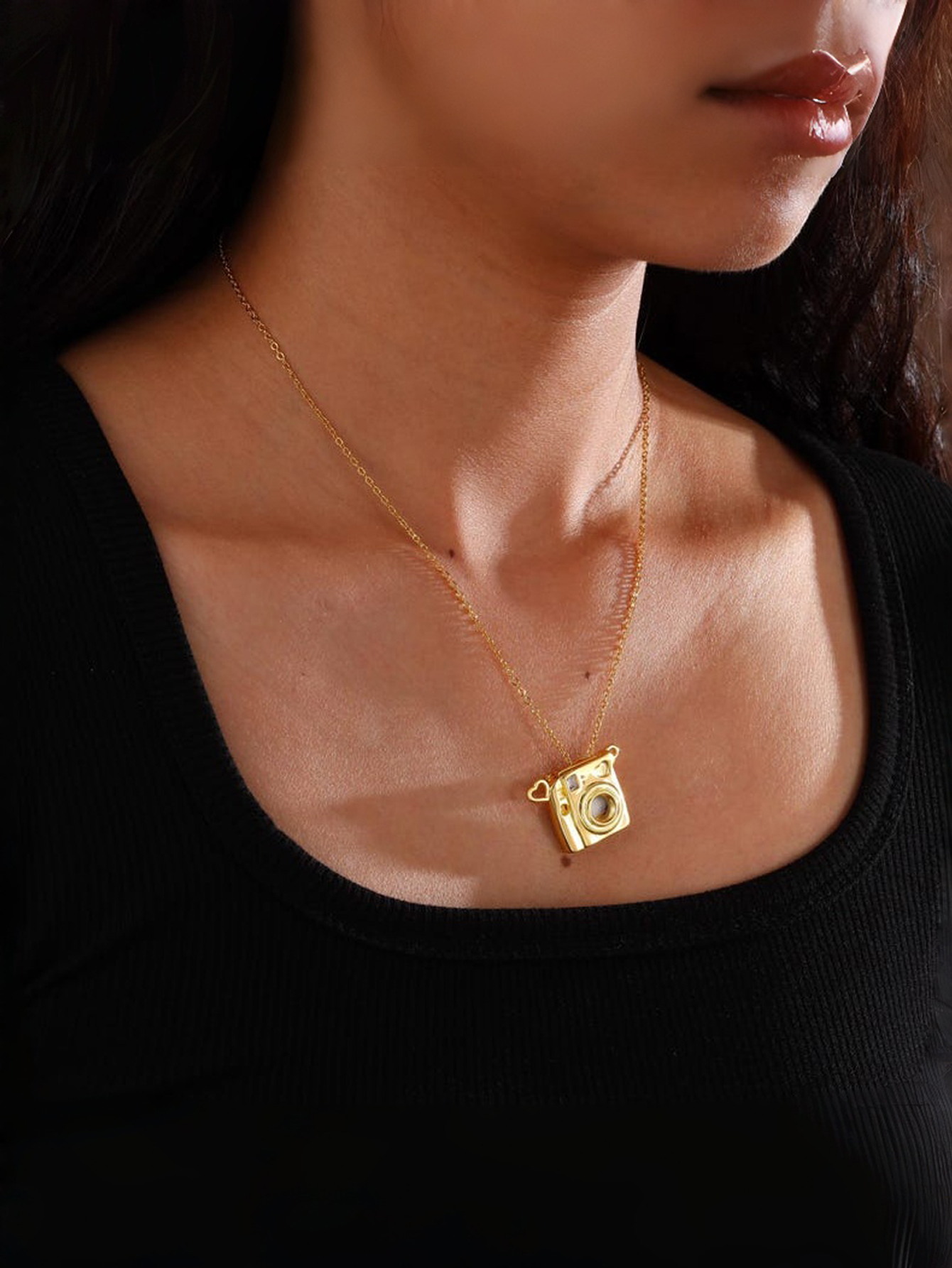 Customizable Photo-Pull Camera Necklace